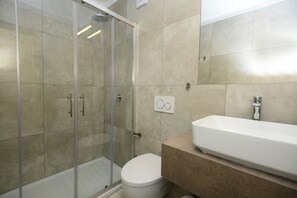 Standard Room | Bathroom | Shower, rainfall showerhead, free toiletries, hair dryer - Vila Alpina (Bled)