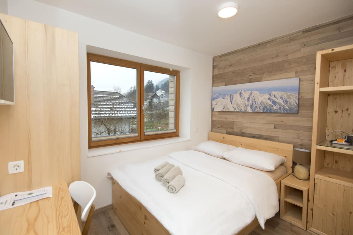 Habitación doble económica | Ropa de cama de alta calidad y camas Select Comfort
