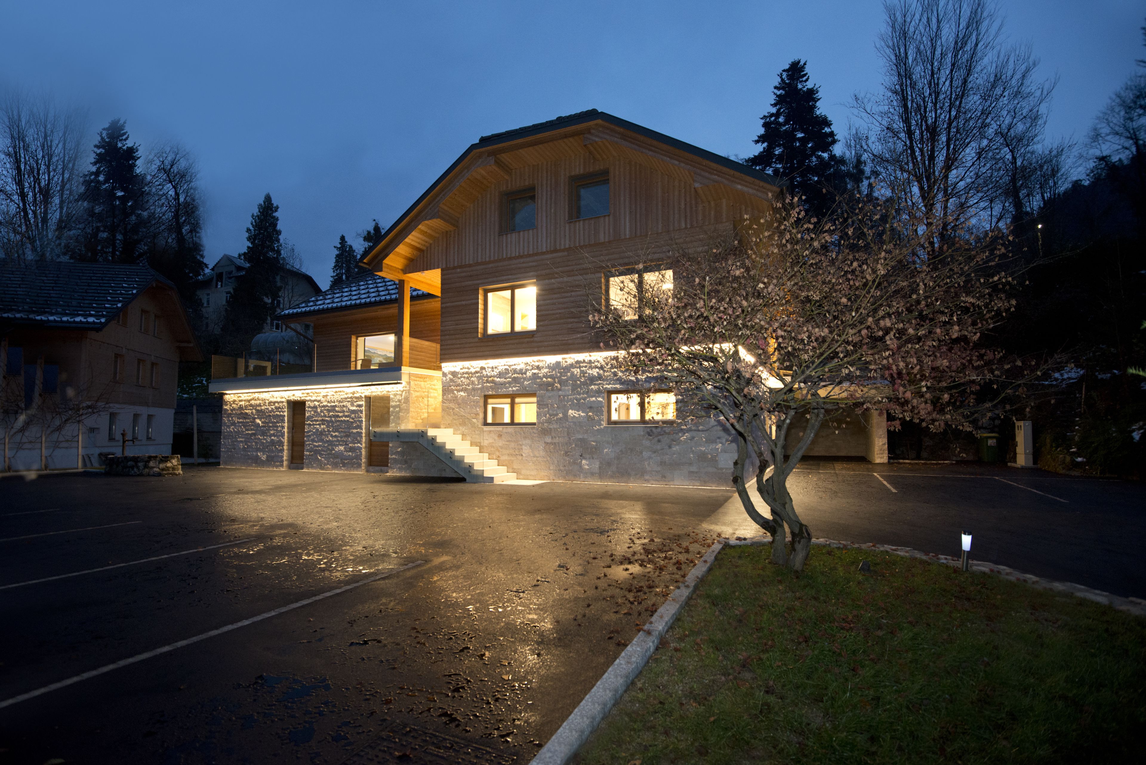 Overnatningsstedets facade – aften/nat