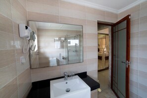 Shower, free toiletries, bathrobes, slippers - Antonio Garden Hotel (Zanzibar Town)