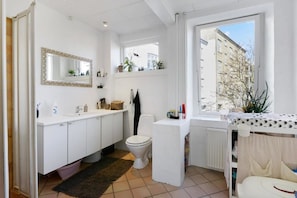 Dusche, kostenlose Toilettenartikel, Handtücher
