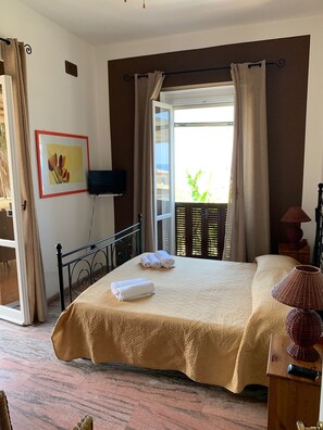 Double Room, 1 Bedroom, Balcony | Premium bedding, individually decorated, blackout drapes, soundproofing - Villa delle Rondini (Vibo Valentia)