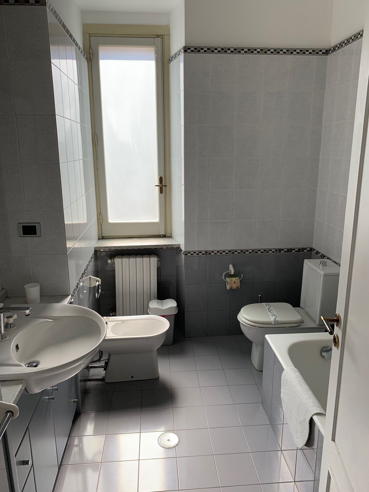 Un baño con lavamanos, inodoro y bañera.