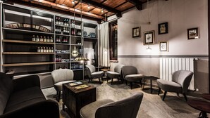 Un interior moderno con techo de madera, una bodega de vinos y un área de estar con sofás y mesas.
