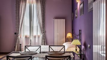 Chambre Familiale, vue colline (Porta del Girone) | Minibar, bureau, rideaux occultants, Wi-Fi gratuit