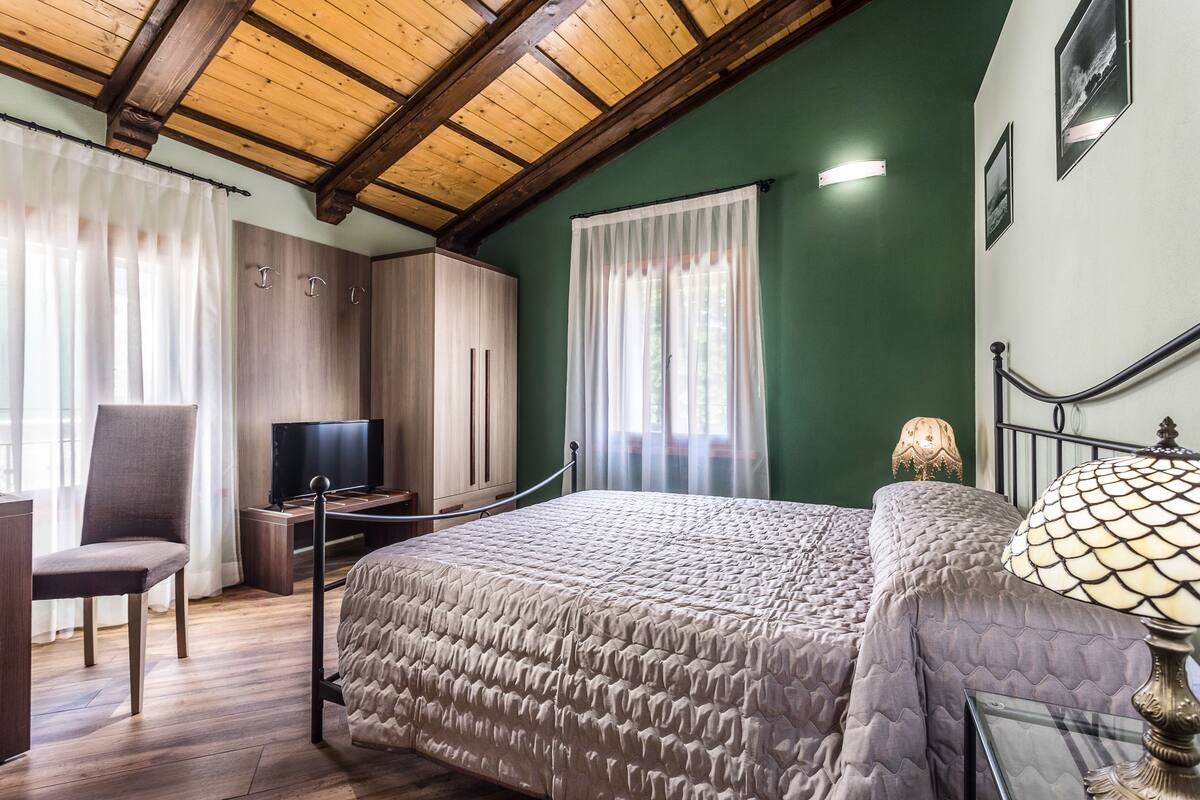 Phòng đôi Deluxe, quang cảnh thành phố (Porta del Ponte) | Minibar, bàn, màn/rèm cản sáng, truy cập Internet không dây miễn phí 