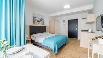 Laptop workspace, blackout curtains, iron/ironing board, free WiFi