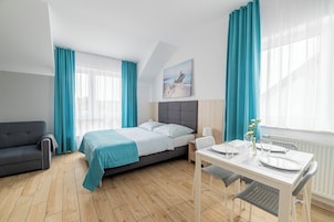 Studio Suite, Kitchenette | Laptop workspace, blackout drapes, iron/ironing board, free WiFi