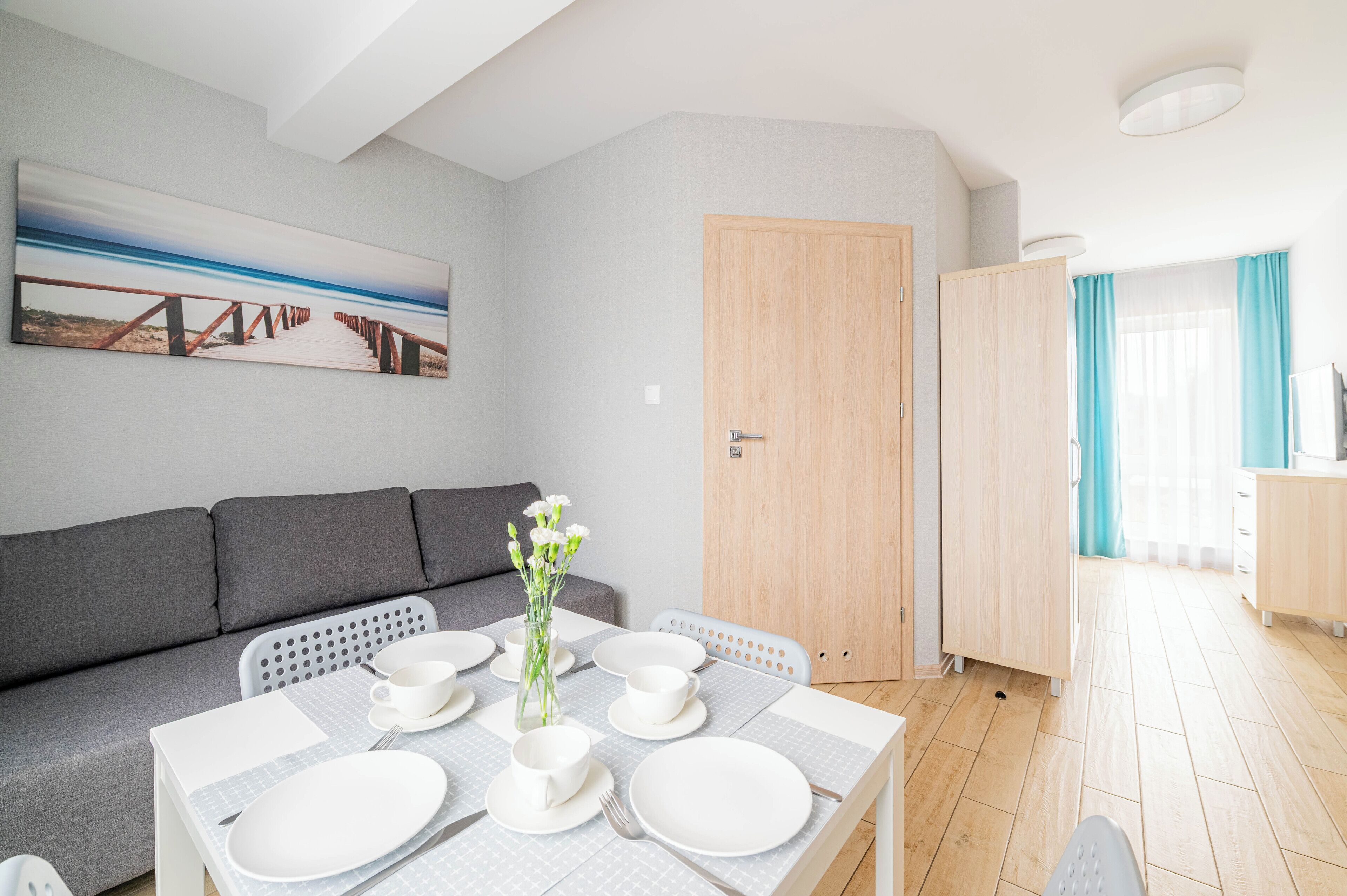 Habitación cuádruple, cocina básica | Espacio para trabajar con un portátil y cortinas opacas