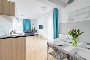 Vierpersoonskamer, 1 queensize bed met slaapbank, niet-roken | Verduisterende gordijnen, een strijkplank/strijkijzer, gratis wifi