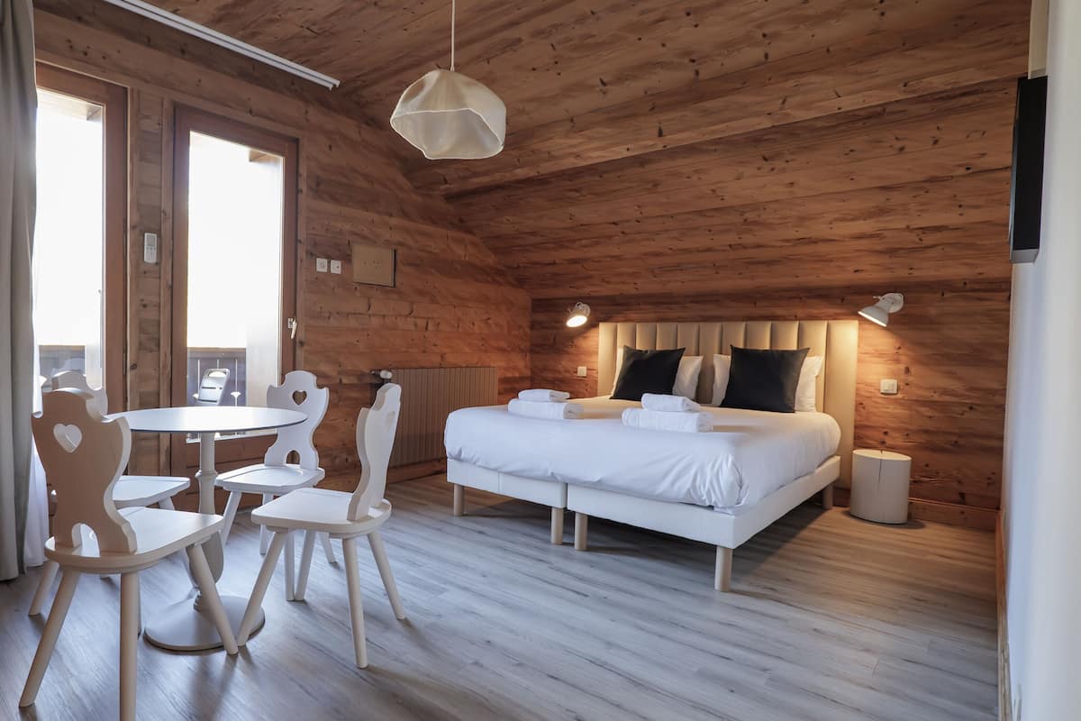 2 bedrooms, premium bedding, in-room safe, blackout curtains