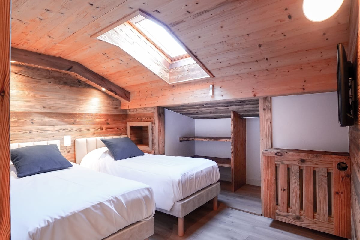 2 bedrooms, premium bedding, in-room safe, blackout curtains