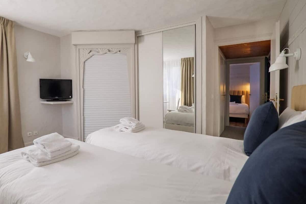 2 bedrooms, premium bedding, in-room safe, blackout curtains