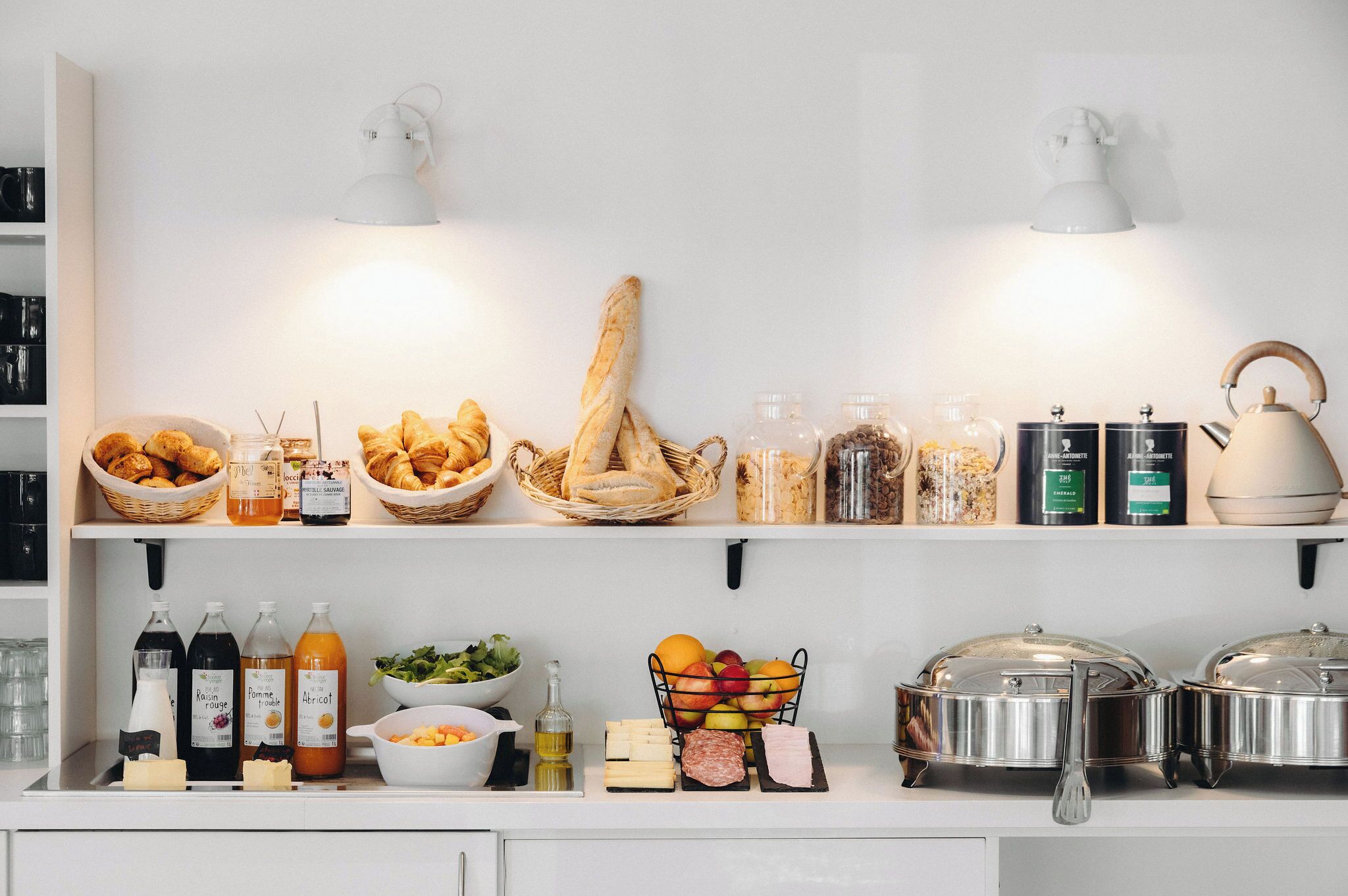 Una barra de buffet con diversos alimentos y salsas.