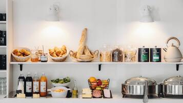 Una barra de buffet con diversos alimentos y salsas.