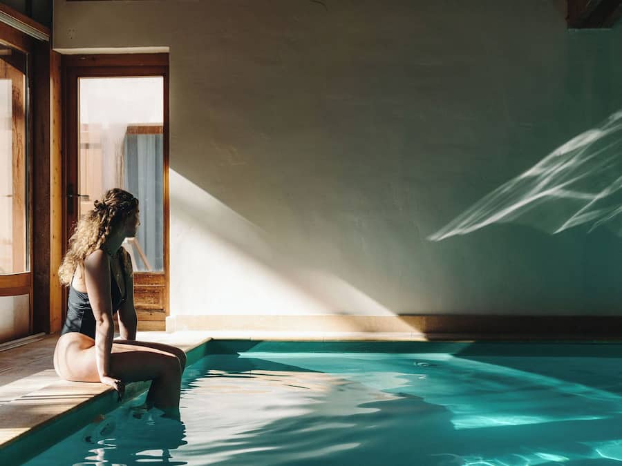 Alberca techada, acceso de 07:00 a 20:00, y camastros