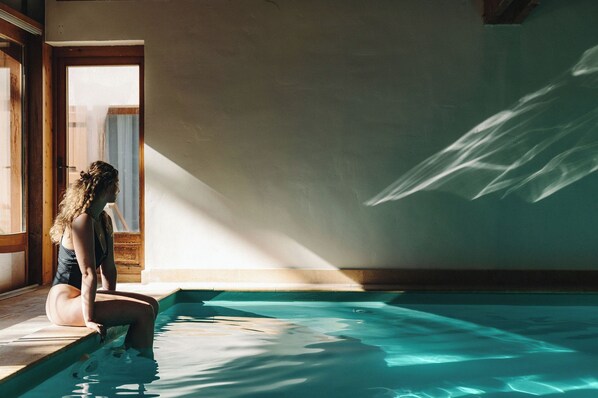 Indoor pool, open 7:00 AM to 8:00 PM, sun loungers - Hôtel des 2 Gares (Saint-Gervais-les-Bains)