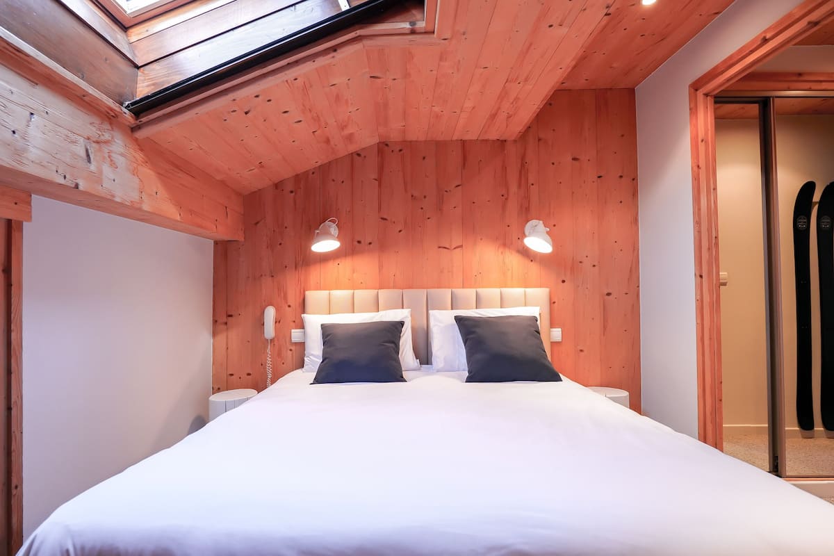 2 bedrooms, premium bedding, in-room safe, blackout curtains