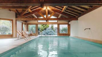 Piscina interna, funciona das 7h às 20h, espreguiçadeiras