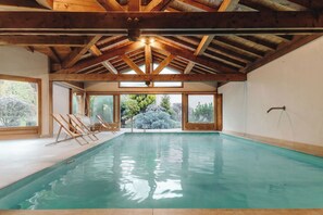 Piscine intérieure, accès possible de 7 h à 20 h, chaises longues