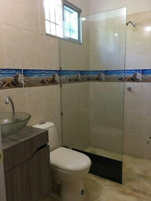 Douche, serviettes fournies