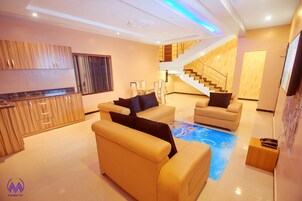 Presidentiële suite, niet-roken | Een kluis op de kamer, een bureau, een laptopwerkplek, gratis wifi