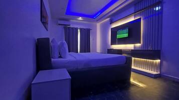 خزنة داخل الغرفة ومكتب ومساحة عمل للكمبيوتر المحمول وواي فاي مجانًا