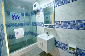 Shower, hydromassage showerhead, towels - Double M Exquisite Suites and Lounge (Lekki)