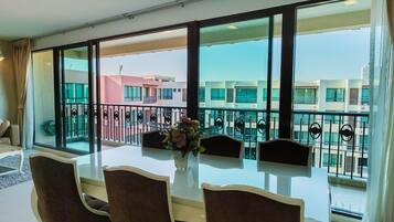 4 Bedrooms with Sea View | In-room dining