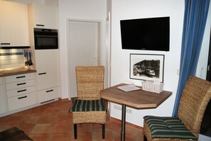 Appartement, 2 chambres | Décor unique, ameublement unique, rideaux d’obscurcissement