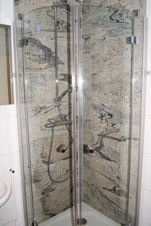 Studio, Terrace | Bathroom | Free toiletries, hair dryer, toilet paper - Villa Tizian (Sassnitz)