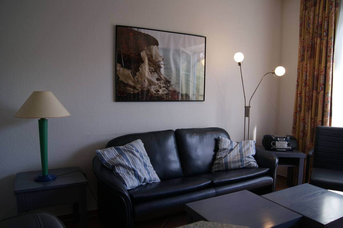 Estudio, Terraza | Decoración personalizada, muebles diferentes y cortinas blackout