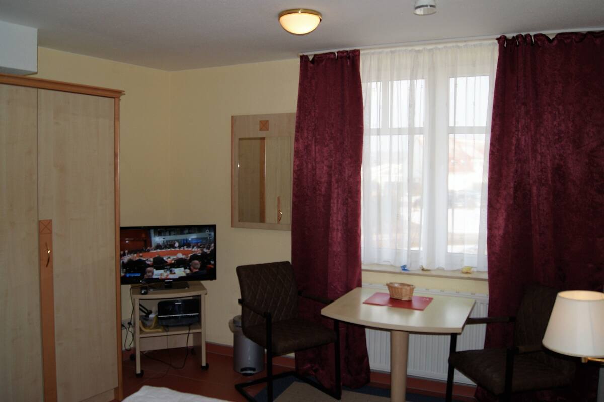 Studio (309) | Cribs (free), WiFi (free), individually decorated