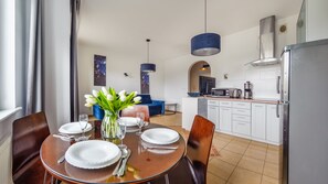 Apartment, Balkon (20) | Essbereich im Zimmer