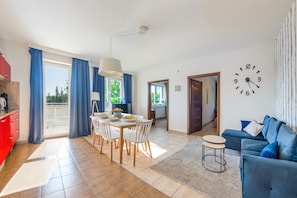 Apartment, Balcony (37) | Living room | Flat-screen TV