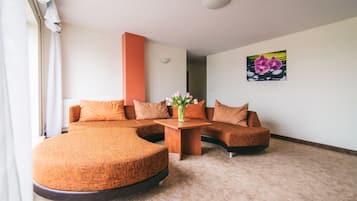 Apartamento standard | Área de estar | TV de tela plana