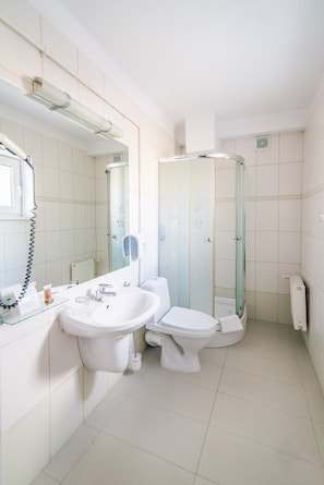 Quarto solteiro standard | Banheiro | Secador de cabelo, toalhas de banho