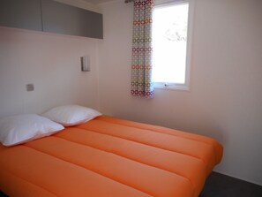 Nhà di động (Ohara Grand Confort) | Trang trí khác biệt, trang bị nội thất với thiết kế riêng biệt, bàn