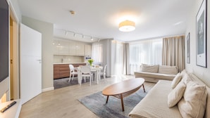 A modern apartment with a living room, dining area, and kitchen. - Apartamenty Sun & Snow Olymp (Kolobrzeg)