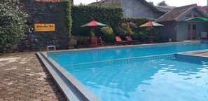 Outdoor pool - Grand Ciwareng Inn (Purwakarta)