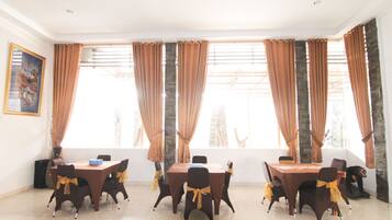 Breakfast, lunch and dinner served