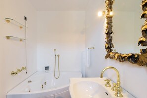 Appartement, 3 chambres | Salle de bain | Baignoire et douche séparées, baignoire à remous, bidet