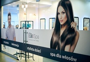 Un spa con un interior moderno, separaciones de vidrio y una zona de recepción visible.