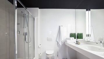 Deluxe-Doppelzimmer | Badezimmer | Dusche, kostenlose Toilettenartikel, Haartrockner, Hausschuhe