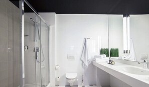 Deluxe-Doppelzimmer | Badezimmer | Dusche, kostenlose Toilettenartikel, Haartrockner, Hausschuhe