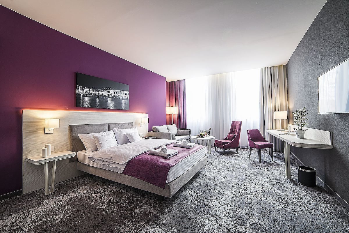 Deluxe Double Room | Minibar, in-room safe, desk, blackout drapes