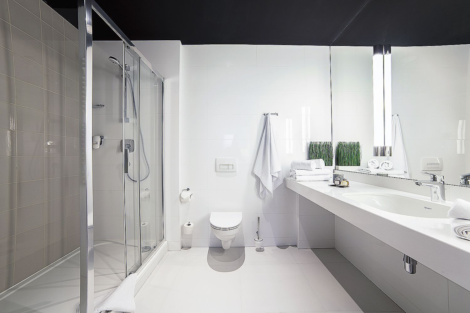 deluxe double room | minibar, in-room safe, desk, blackout curtains