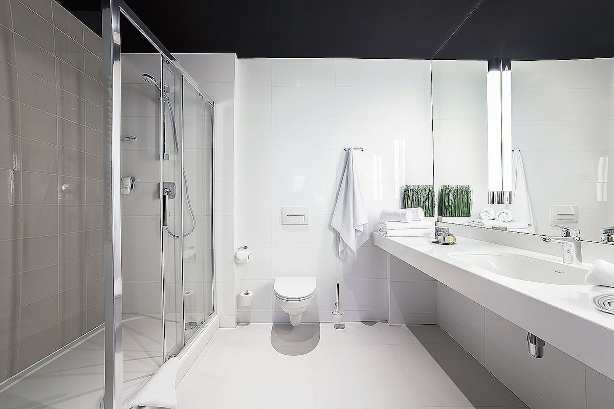 deluxe double room | minibar, in-room safe, desk, blackout curtains