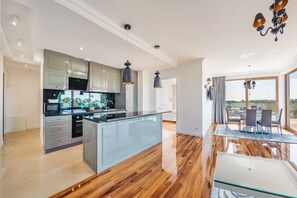 Apartamento (38 A) | Cocina privada | Frigorífico, placa de cocina, hervidor eléctrico y utensilios de cocina