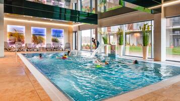 Kolam renang tertutup